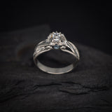 Anillo de compromiso con diamante natural central de .33ct corte esmeralda con certificación GIA, 7 moissanitas y 2 topacios naturales laterales elaborado en oro blanco de 14k