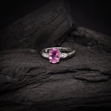 Anillo de compromiso con zafiro rosa natural de 1.0ct corte oval y 2 diamantes de laboratorio laterales elaborado en oro blanco de 14k