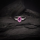 Anillo de compromiso con zafiro rosa natural de 1.0ct corte oval y 2 diamantes de laboratorio laterales elaborado en oro blanco de 14k