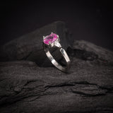 Anillo de compromiso con zafiro rosa natural de 1.0ct corte oval y 2 diamantes de laboratorio laterales elaborado en oro blanco de 14k