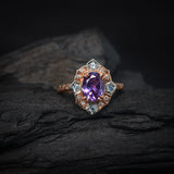Anillo de compromiso con amatista natural de 2.0ct corte oval, 4 topacios y 20 diamantes naturales laterales elaborado en oro rosa de 14k
