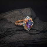 Anillo de compromiso con amatista natural de 2.0ct corte oval, 4 topacios y 20 diamantes naturales laterales elaborado en oro rosa de 14k