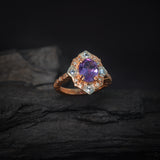Anillo de compromiso con amatista natural de 2.0ct corte oval, 4 topacios y 20 diamantes naturales laterales elaborado en oro rosa de 14k