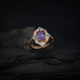 Anillo de compromiso con amatista natural de 2.0ct corte oval, 4 topacios y 20 diamantes naturales laterales elaborado en oro rosa de 14k