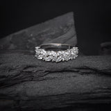 Argolla de matrimonio maciza con incrustación de cristales (mitad de la pieza) elaborada en oro blanco de 18k