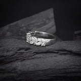 Argolla de matrimonio maciza con incrustación de cristales (mitad de la pieza) elaborada en oro blanco de 18k