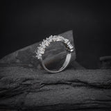 Argolla de matrimonio maciza con incrustación de cristales (mitad de la pieza) elaborada en oro blanco de 18k