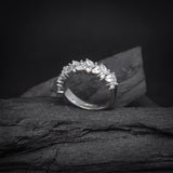 Argolla de matrimonio maciza con incrustación de cristales (mitad de la pieza) elaborada en oro blanco de 18k