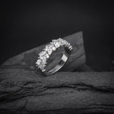 Argolla de matrimonio maciza con incrustación de cristales (mitad de la pieza) elaborada en oro blanco de 18k