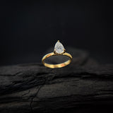 Anillo de compromiso con diamante de laboratorio de 1.0ct corte gota con certificado IGI y 9 diamantes de laboratorio laterales elaborado en oro amarillo de 14k