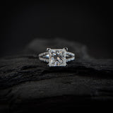 Anillo de compromiso con moissanita de 3.0ct corte princesa con certificado GRA y cristales laterales elaborado en oro blanco de 14k