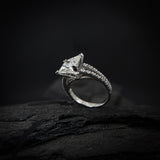 Anillo de compromiso con moissanita de 3.0ct corte princesa con certificado GRA y cristales laterales elaborado en oro blanco de 14k
