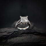 Anillo de compromiso con moissanita de 3.0ct corte princesa con certificado GRA y cristales laterales elaborado en oro blanco de 14k