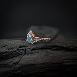 Anillo de compromiso con topacio natural de .80ct corte gota y diamantes naturales laterales elaborado en oro rosa de 14k