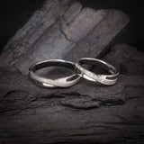 Par de argollas de matrimonio macizas de 4mm con incrustación de cristales (mitad de la pieza) elaboradas en oro blanco de 18k