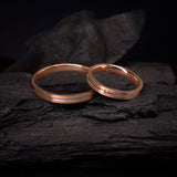 Par de argollas de matrimonio de 3mm macizas con incrustación de diamante natural de .01ct elaboradas en oro de 18k