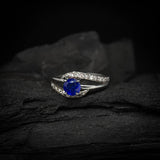 Anillo de compromiso con zafiro natural de .50ct AAA corte brillante y 20 diamantes naturales elaborado en oro blanco de 14k