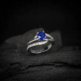 Anillo de compromiso con zafiro natural de .50ct AAA corte brillante y 20 diamantes naturales elaborado en oro blanco de 14k