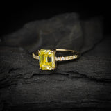 Anillo de compromiso con moissanita amarilla de 3.0ct corte esmeralda con certificado GRA y 10 moissanitas laterales elaborado en oro amarillo de 14k
