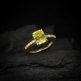 Anillo de compromiso con moissanita amarilla de 3.0ct corte esmeralda con certificado GRA y 10 moissanitas laterales elaborado en oro amarillo de 14k