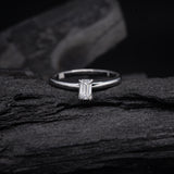 Anillo de compromiso con diamante natural de .30ct corte esmeralda con certificación GIA elaborado en oro blanco de 14k