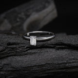 Anillo de compromiso con diamante natural de .30ct corte esmeralda con certificación GIA elaborado en oro blanco de 14k