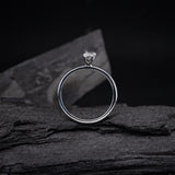 Anillo de compromiso con diamante natural de .30ct corte esmeralda con certificación GIA elaborado en oro blanco de 14k