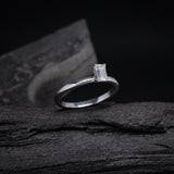 Anillo de compromiso con diamante natural de .30ct corte esmeralda con certificación GIA elaborado en oro blanco de 14k
