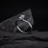 Anillo de compromiso con diamante natural de .30ct corte esmeralda con certificación GIA elaborado en oro blanco de 14k