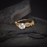 Anillo de compromiso con diamante natural central de .60ct corte brillante con certificación GIA y 8 diamantes naturales laterales elaborado en oro amarillo de 14k