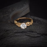 Anillo de compromiso con diamante natural central de .60ct corte brillante con certificación GIA y 8 diamantes naturales laterales elaborado en oro amarillo de 14k