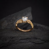 Anillo de compromiso con diamante natural central de .60ct corte brillante con certificación GIA y 8 diamantes naturales laterales elaborado en oro amarillo de 14k