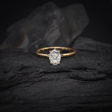 Anillo de compromiso con diamante natural central de .65ct corte oval con certificación GIA elaborado en oro amarillo de 14k