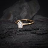 Anillo de compromiso con diamante natural central de .65ct corte oval con certificación GIA elaborado en oro amarillo de 14k