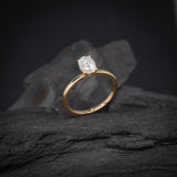 Anillo de compromiso con diamante natural central de .65ct corte oval con certificación GIA elaborado en oro amarillo de 14k