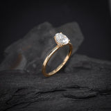 Anillo de compromiso con diamante natural central de .65ct corte oval con certificación GIA elaborado en oro amarillo de 14k