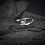 Anillo de compromiso con diamante natural sal y pimienta de .30ct corte esmeralda elaborado en oro blanco de 14k