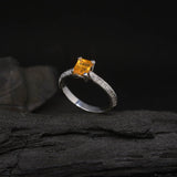 Anillo de compromiso con ópalo de fuego natural corte princesa y 40 diamantes naturales laterales elaborado en oro blanco de 14k