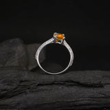 Anillo de compromiso con ópalo de fuego natural corte princesa y 40 diamantes naturales laterales elaborado en oro blanco de 14k