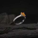 Anillo de compromiso con ópalo de fuego natural corte princesa y 40 diamantes naturales laterales elaborado en oro blanco de 14k