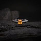 Anillo de compromiso con ópalo de fuego natural corte princesa y 40 diamantes naturales laterales elaborado en oro blanco de 14k