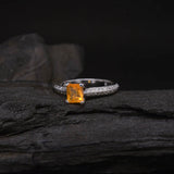 Anillo de compromiso con ópalo de fuego natural corte princesa y 40 diamantes naturales laterales elaborado en oro blanco de 14k