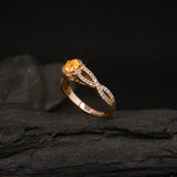 Anillo de compromiso con ópalo de fuego natural corte brillante y 48 diamantes naturales laterales elaborado en oro rosa de 14k