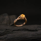 Anillo de compromiso con ópalo de fuego natural corte brillante y 48 diamantes naturales laterales elaborado en oro rosa de 14k