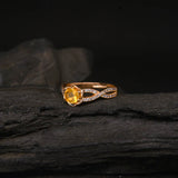 Anillo de compromiso con ópalo de fuego natural corte brillante y 48 diamantes naturales laterales elaborado en oro rosa de 14k