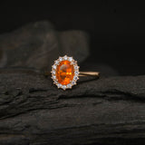 Anillo de compromiso con ópalo de fuego natural corte oval y 16 diamantes naturales laterales elaborado en oro rosa de 14k