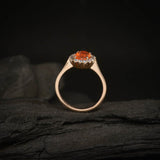 Anillo de compromiso con ópalo de fuego natural corte oval y 16 diamantes naturales laterales elaborado en oro rosa de 14k