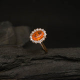 Anillo de compromiso con ópalo de fuego natural corte oval y 16 diamantes naturales laterales elaborado en oro rosa de 14k