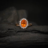 Anillo de compromiso con ópalo de fuego natural corte oval y 16 diamantes naturales laterales elaborado en oro rosa de 14k