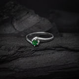 Anillo de compromiso con esmeralda natural de .20ct corte brillante elaborado en plata .925